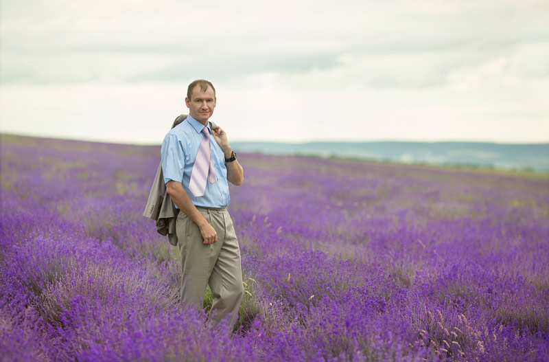  фотосессия мужчины в лавандовом поле Крым