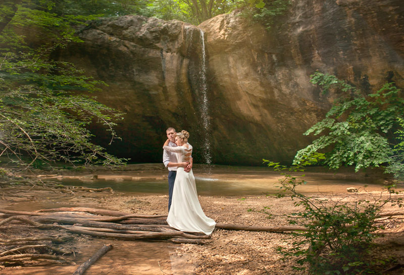 Свадебная фотосъемка в Крыму на водопаде козырек