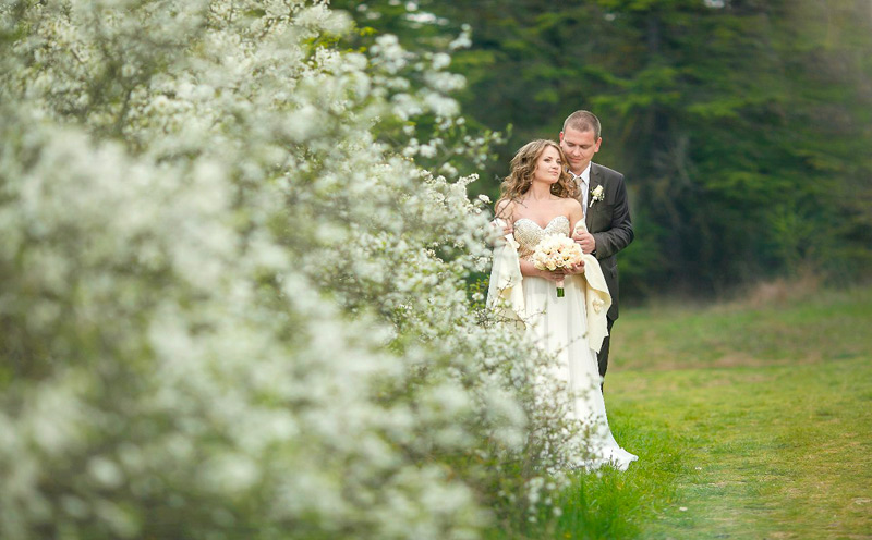 свадебная фотосессия в цветущем саду Севастополь