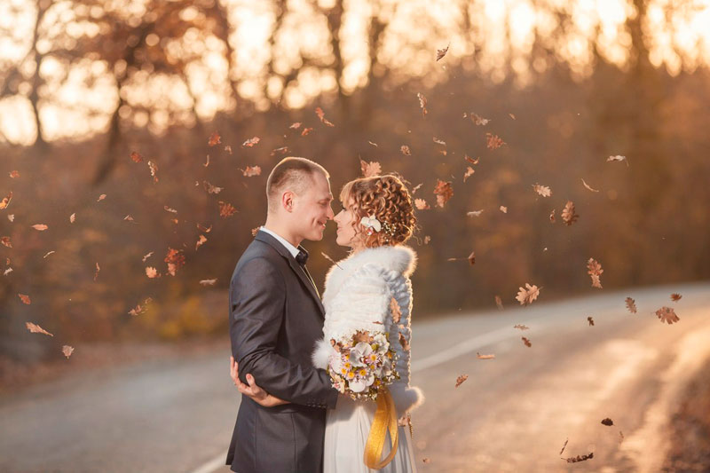 фотосъемка свадьбы в осенних листьях Севастополь