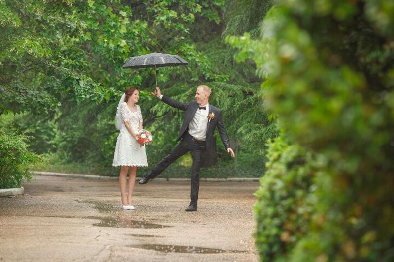 фотосъемка свадебной прогулки под дождем
