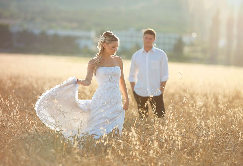 фотосъемка свадебной прогулке в поле с пшеницей Севастополь