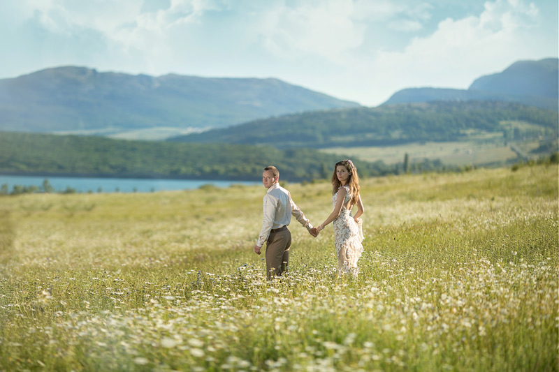 фотосъемка свадьбы прогулка в ромашковом поле Севастополь