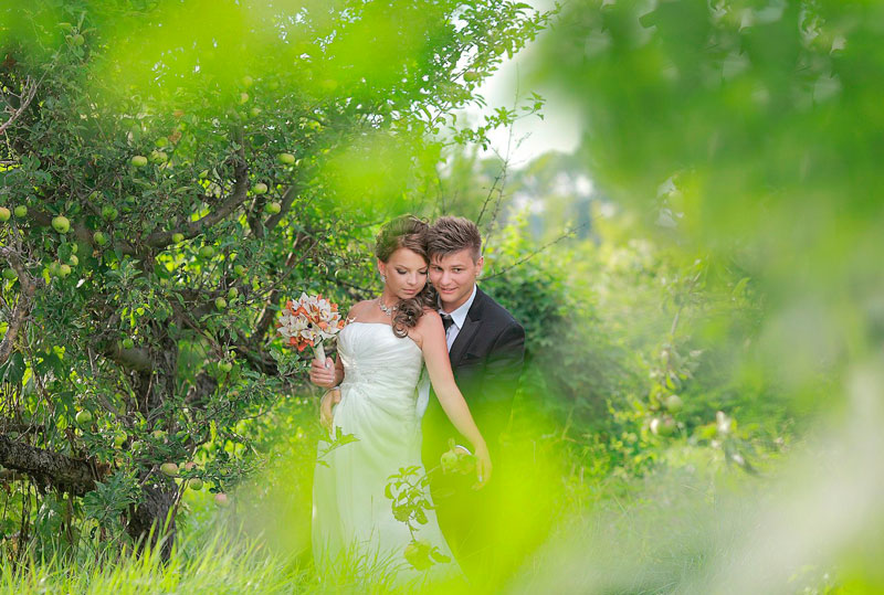 фотосъемка свадебной прогулки в яблоневом саду Севастополь